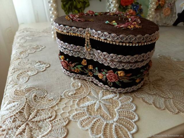 Boxes: box embroidered with ribbons